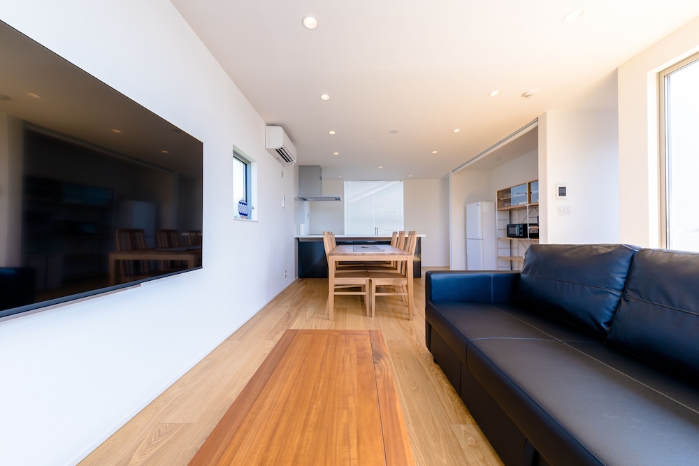 ヴィラ 3 ベッドルーム 禁煙 リビングルーム2 | Frame View Mt.Fuji Villa-east-