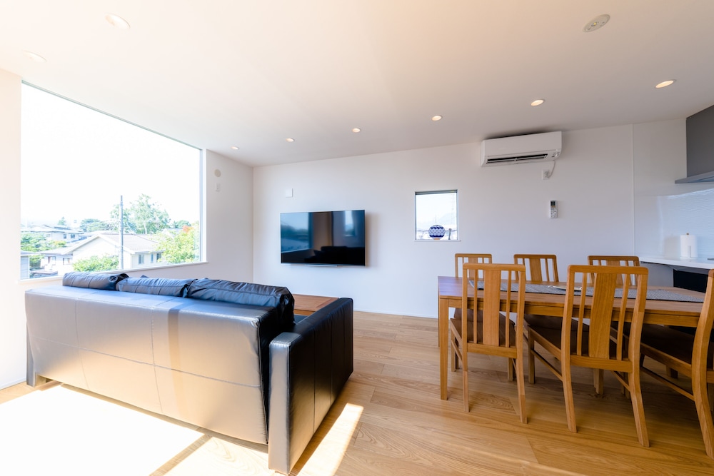 ヴィラ 3 ベッドルーム 禁煙 リビングルーム3 | Frame View Mt.Fuji Villa-west-