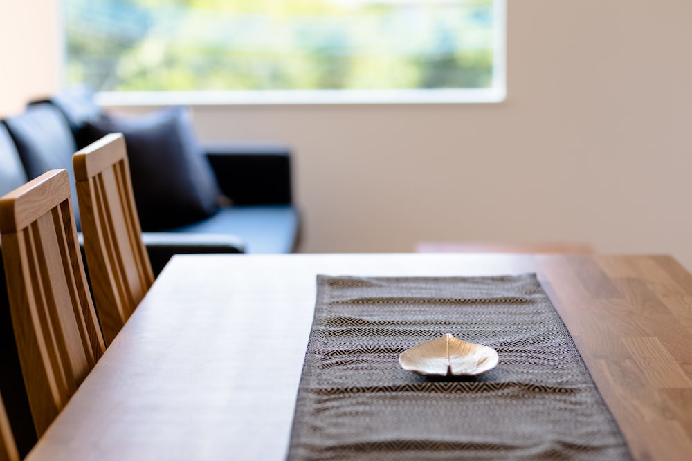 ヴィラ 3 ベッドルーム 禁煙 客室内のダイニングエリア2 | Frame View Mt.Fuji Villa-west-