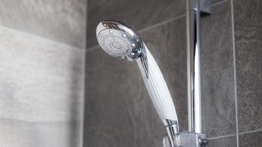 プレミアムツイン 2名利用 禁煙 バスルームのシャワー1 | THE BLOSSOM KUMAMOTO