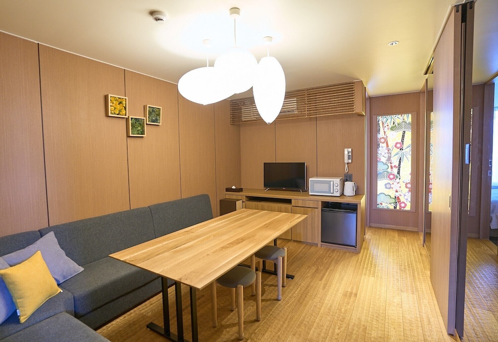 ファミリー スイート 禁煙 リビング エリア3 | MATERIAL 府庁前