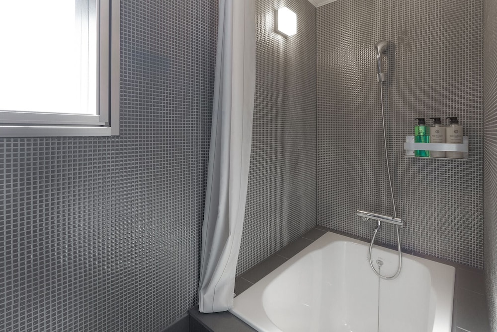 コンフォート ダブルまたはツインルーム 禁煙 バスルーム1 | MATERIAL 府庁前