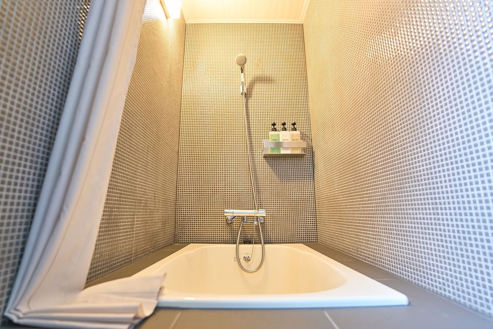 コンフォート ダブルまたはツインルーム 禁煙 バスルーム2 | MATERIAL 府庁前