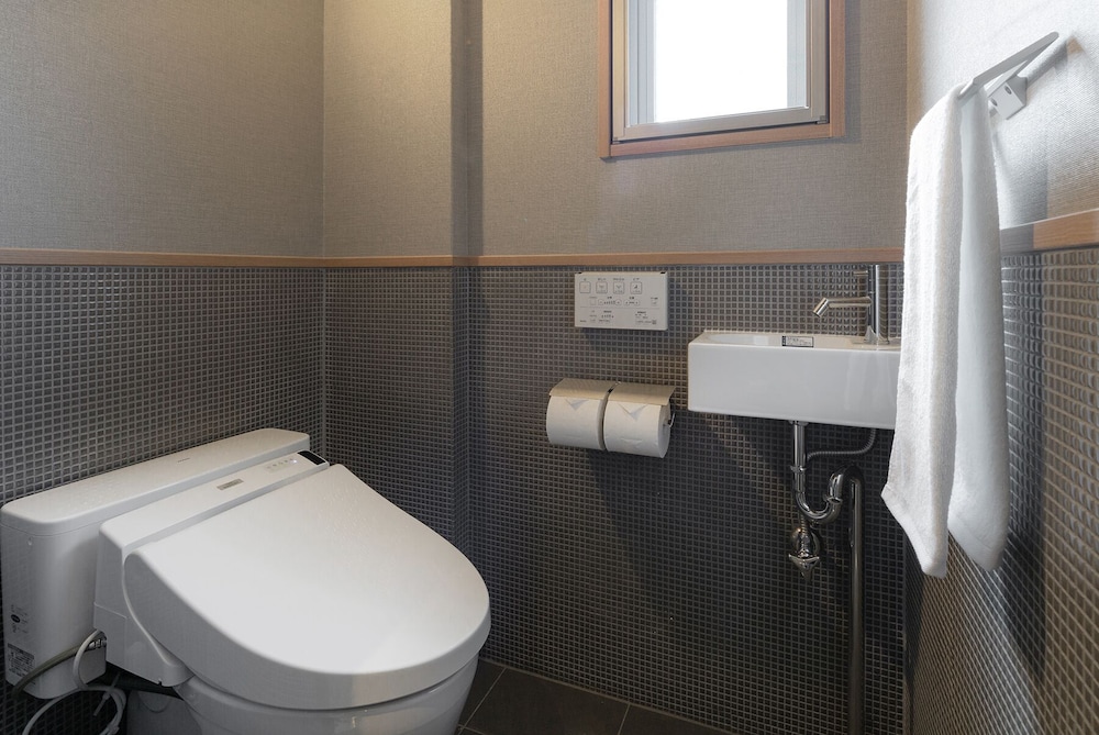 コンフォート ダブルまたはツインルーム 禁煙 バスルーム0 | MATERIAL 府庁前