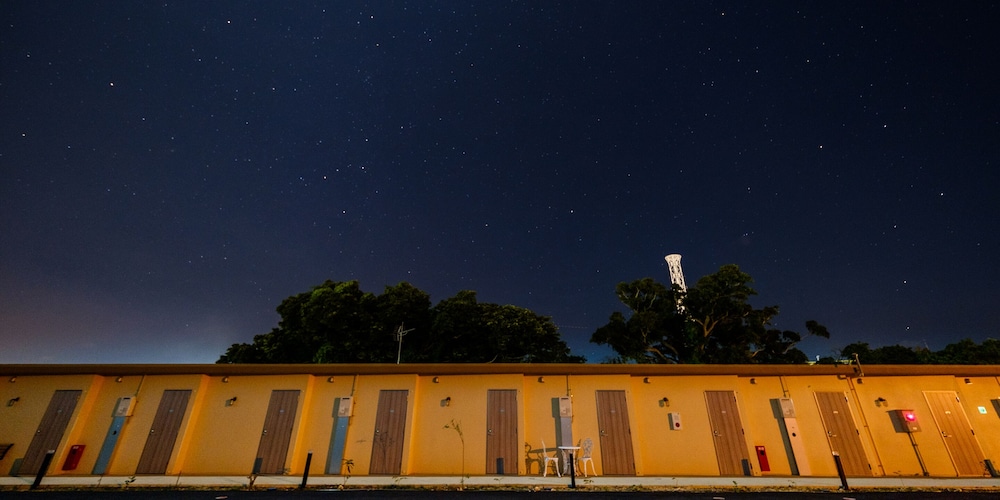 施設の正面 (日没後)1 | ホテル しおんの海