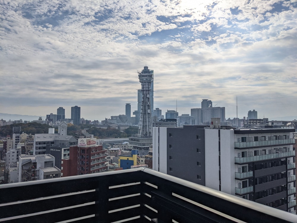 デラックス 4 人部屋 ベッド (複数台) 禁煙 シティビュー バルコニーからの眺望0 | エスリードホテル難波サウス Ⅲ