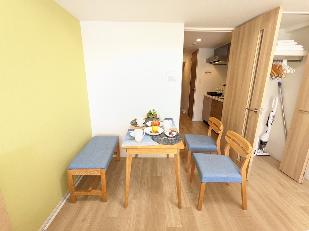 デラックス アパートメント ベッド (複数台) 禁煙 客室内のダイニングエリア0 | エスリードホテル難波サウス Ⅲ