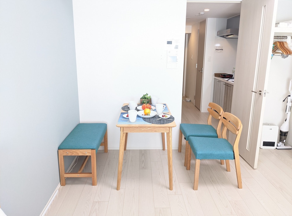 シティ アパートメント ダブルベッド 2 台 禁煙 客室内のダイニングエリア0 | エスリードホテル難波サウス Ⅲ