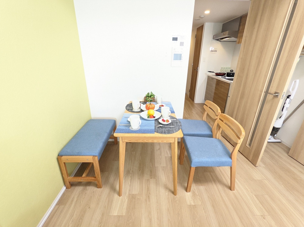 デラックス 4 人部屋 ベッド (複数台) 禁煙 シティビュー 客室内のダイニングエリア0 | エスリードホテル難波サウス Ⅲ