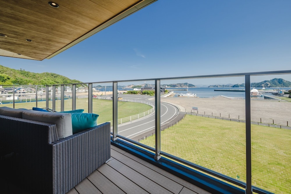 コーナースイート 瀬戸内海ビュー & バルコニー付き 禁煙 ビーチ / オーシャン ビュー0 | UNO HOTEL