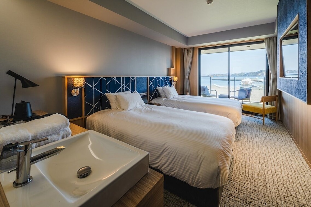 スーペリアツインルーム 瀬戸内海ビュー & バルコニー付き 禁煙 | UNO HOTEL