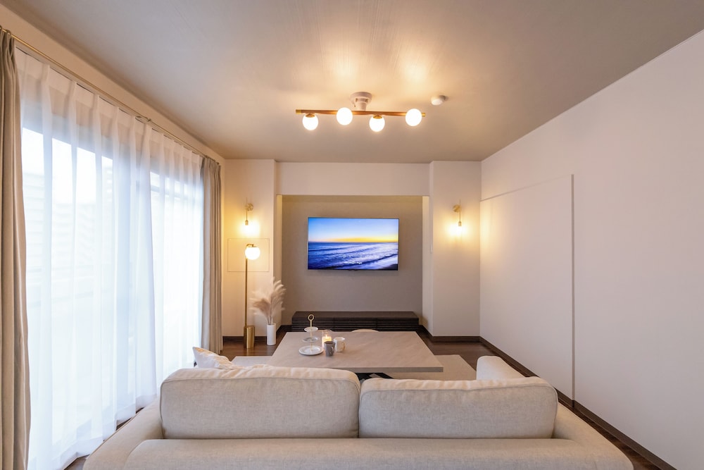 スーペリア ペントハウス 3 ベッドルーム 禁煙 パークビュー リビングルーム2 | プレシオーソ梅田