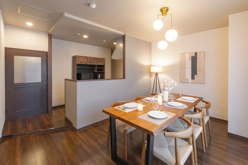 スーペリア ペントハウス 3 ベッドルーム 禁煙 パークビュー ダイニングルーム2 | プレシオーソ梅田