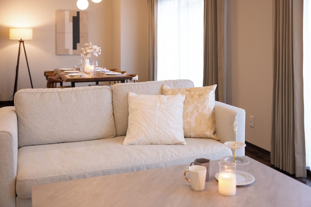 スーペリア ペントハウス 3 ベッドルーム 禁煙 パークビュー リビングルーム1 | プレシオーソ梅田