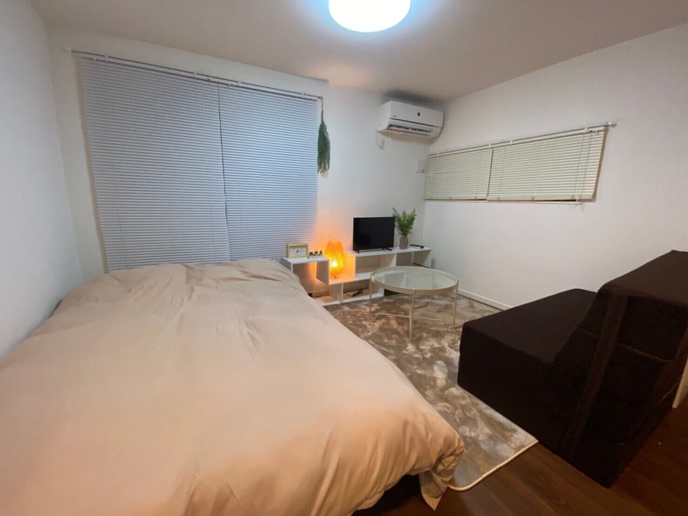 ダブルルーム 1ダブルベッド 1シングルソファーベッド 禁煙 客室2 | Base Hanegi Apartment