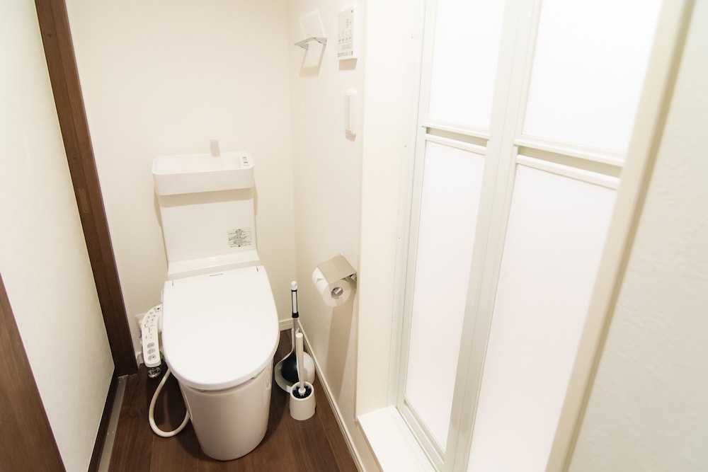 ダブルルーム 1ダブルベッド 1シングルソファーベッド 禁煙 バスルーム2 | Base Hanegi Apartment