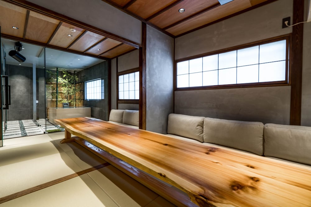 一棟貸し 客室内のダイニングエリア3 | 今昔荘 大阪 弁天町 - 光湯屋 -