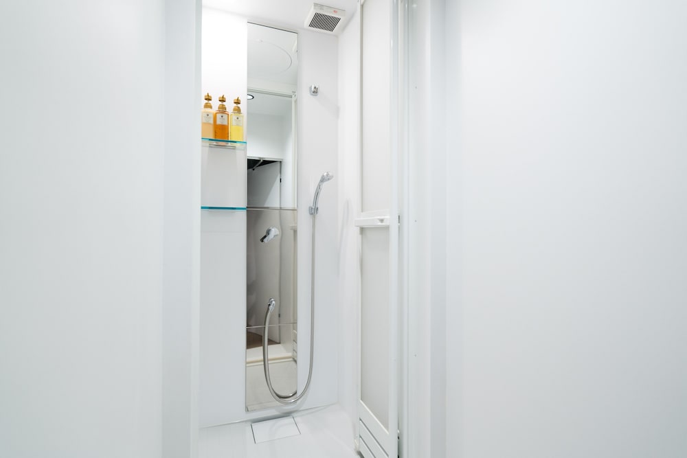 一棟貸し バスルームのシャワー1 | 今昔荘 大阪 弁天町 - 光湯屋 -