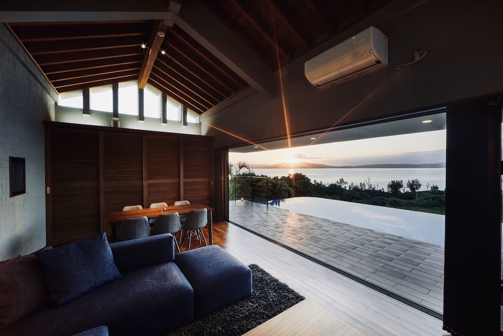 一棟貸し リビング エリア1 | relax kouri villa Rekrrr