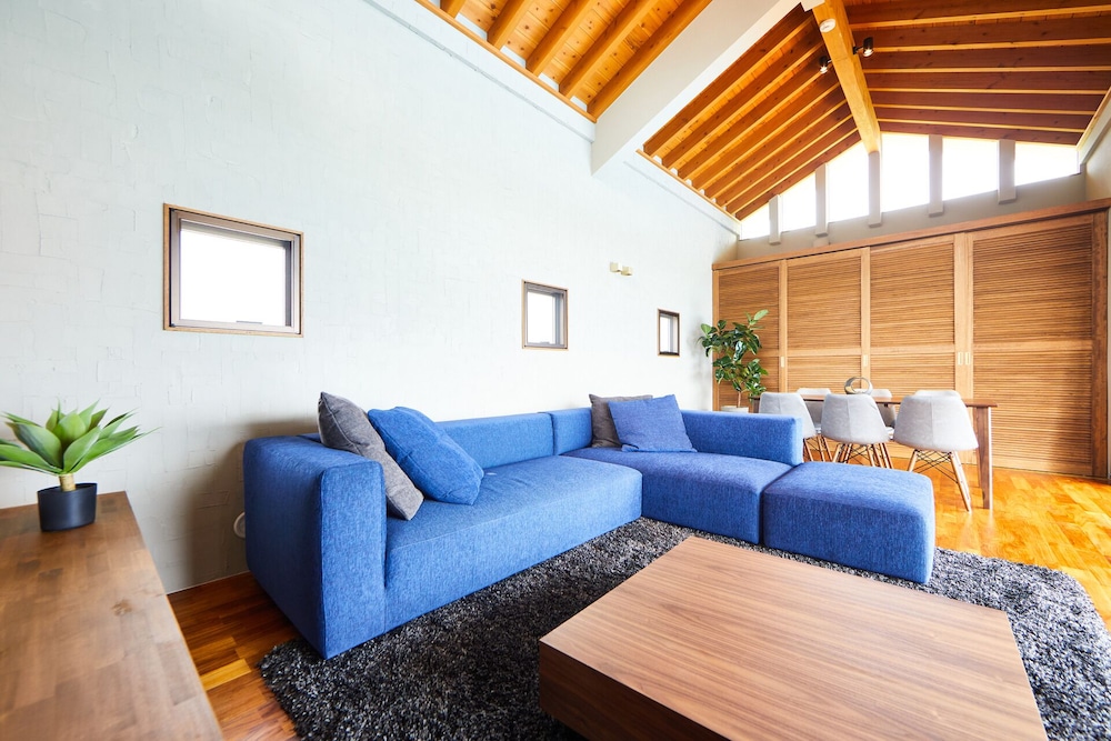 一棟貸し リビング エリア3 | relax kouri villa Rekrrr