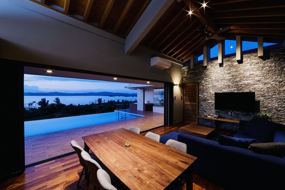 一棟貸し リビング エリア0 | relax kouri villa Rekrrr