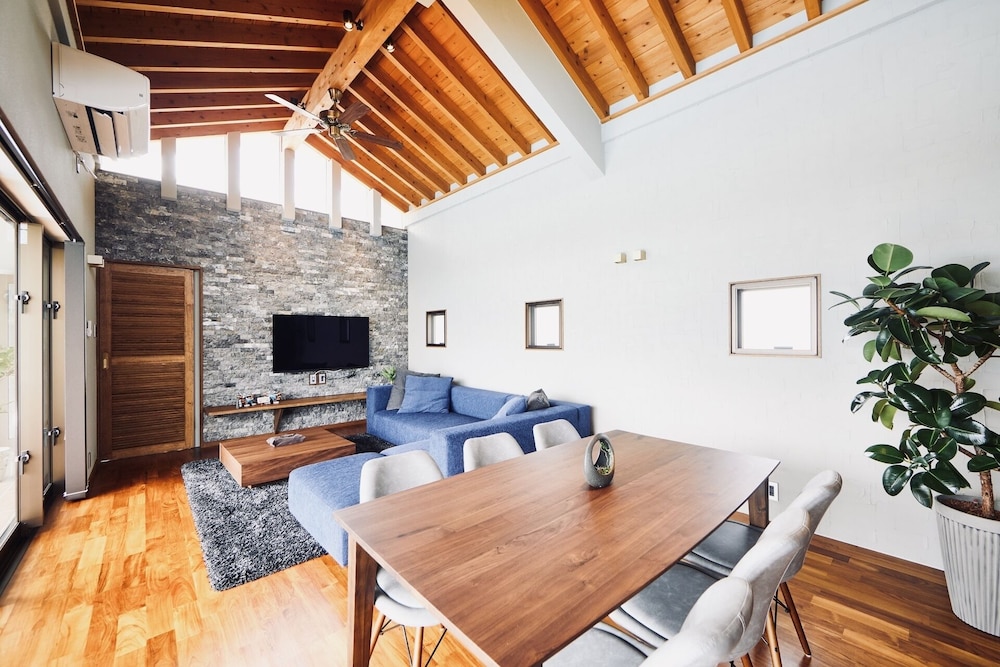 一棟貸し リビング エリア2 | relax kouri villa Rekrrr