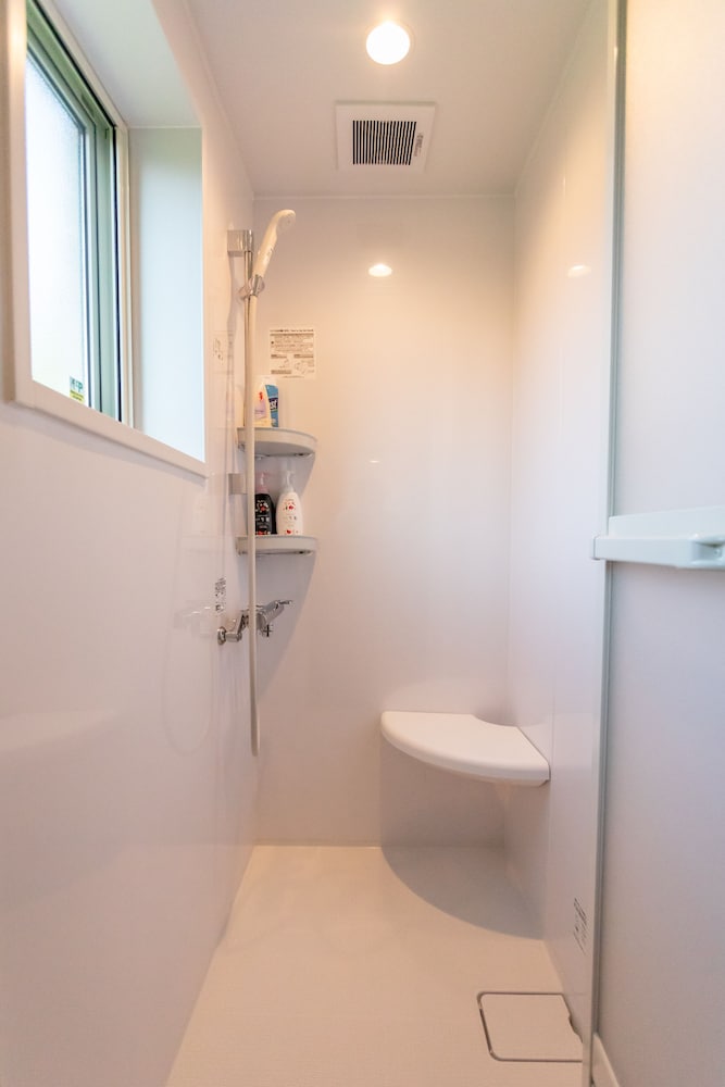 一棟貸しコテージ 禁煙 バスルーム2 | 島の休日 ヨイサーマー Sunset Beach House