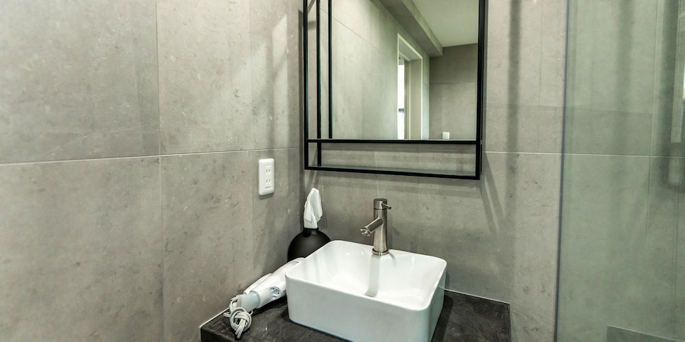 プレミアム プールヴィラ 4 ベッドルーム 禁煙 サウナ バスルームのシンク1 | ヴィラ コンテ