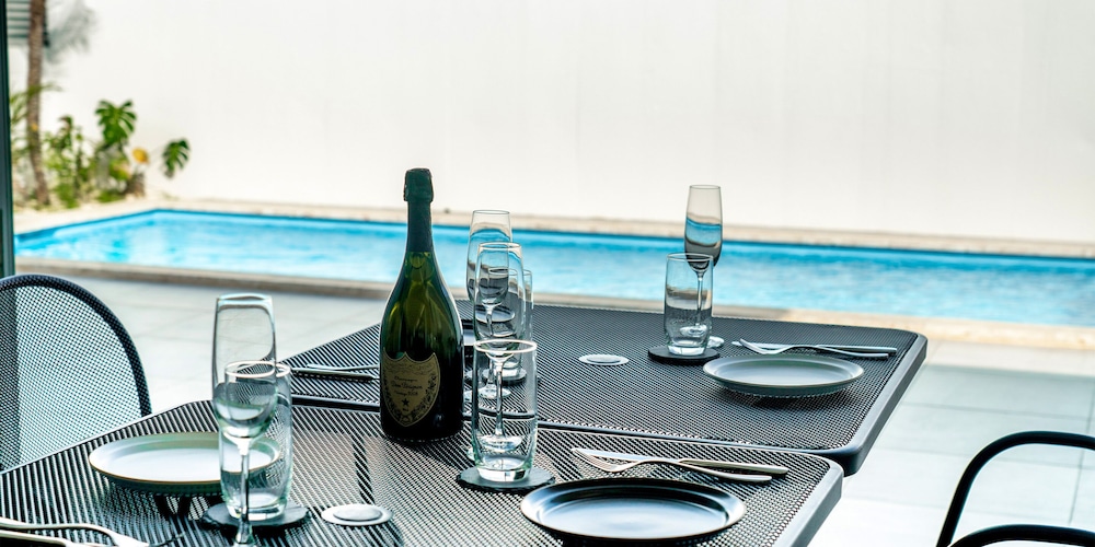 プレミアム プールヴィラ 4 ベッドルーム 禁煙 サウナ 客室内のダイニングエリア0 | ヴィラ コンテ