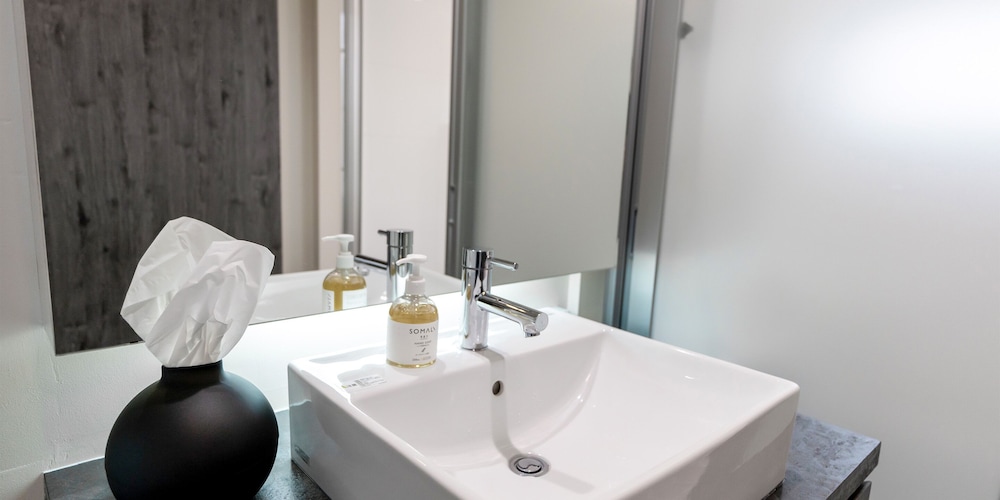 プレミアム プールヴィラ 4 ベッドルーム 禁煙 サウナ バスルームのシンク0 | ヴィラ コンテ