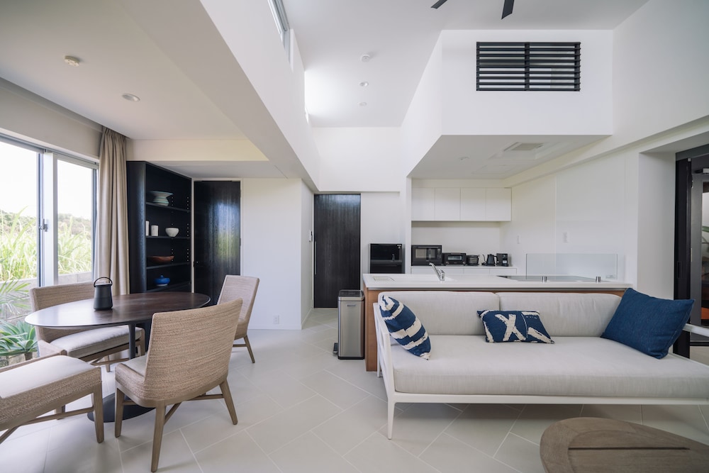 プレミアム プールヴィラ 4 ベッドルーム 禁煙 サウナ リビング エリア4 | ヴィラ コンテ