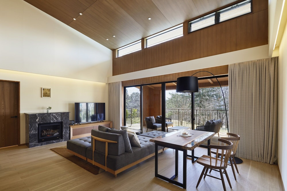 ヴィラスイート (温泉付) 禁煙 リビング エリア2 | THE HIRAMATSU 軽井沢 御代田