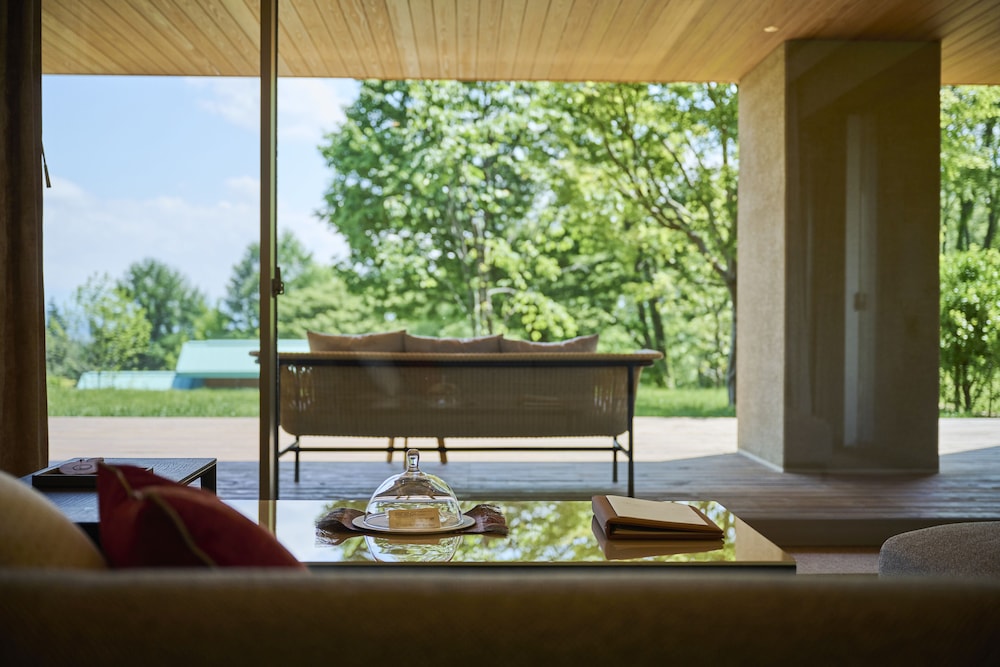 ジュニアスイート (フォレストビューー・温泉付) 禁煙 リビングルーム0 | THE HIRAMATSU 軽井沢 御代田