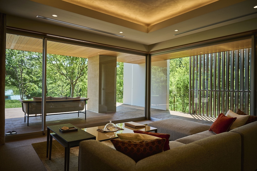 ジュニアスイート (フォレストビューー・温泉付) 禁煙 | THE HIRAMATSU 軽井沢 御代田