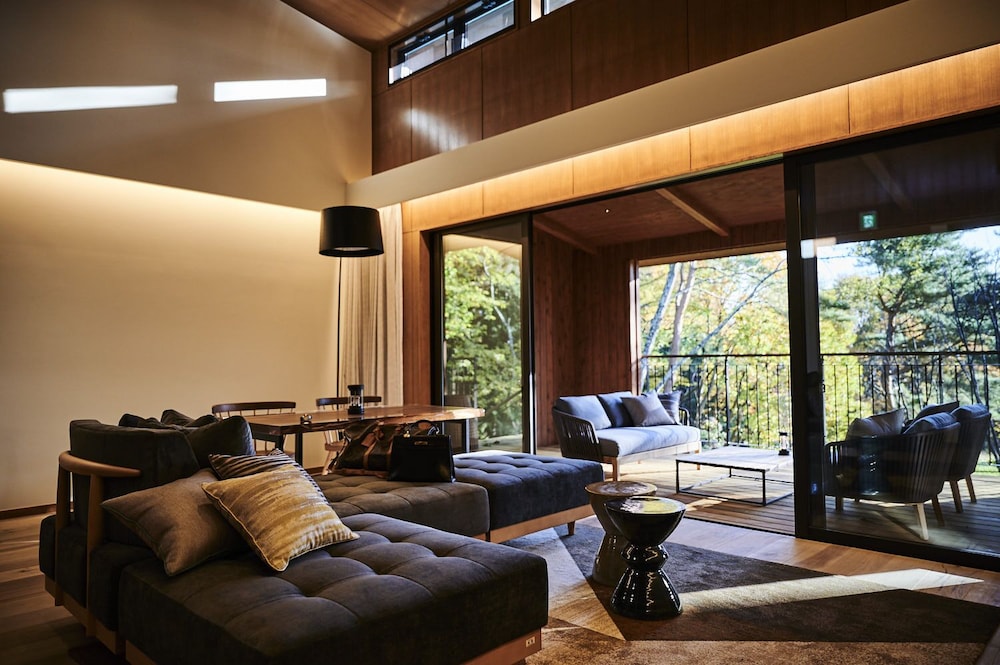 ヴィラスイート (温泉付) 禁煙 リビング エリア1 | THE HIRAMATSU 軽井沢 御代田