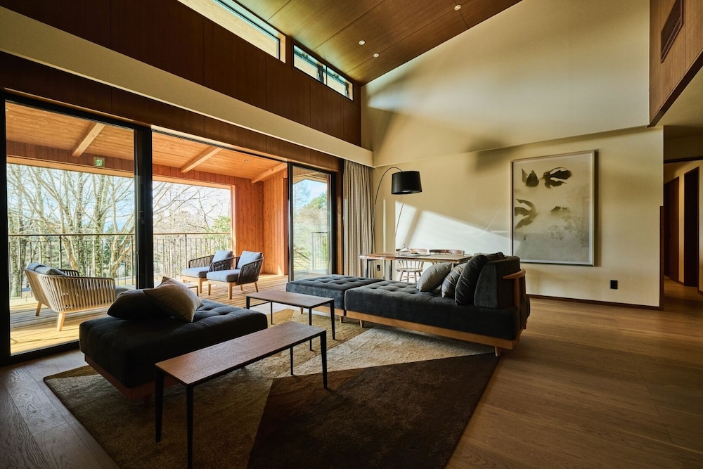 ヴィラスイート (温泉付) 禁煙 リビング エリア3 | THE HIRAMATSU 軽井沢 御代田