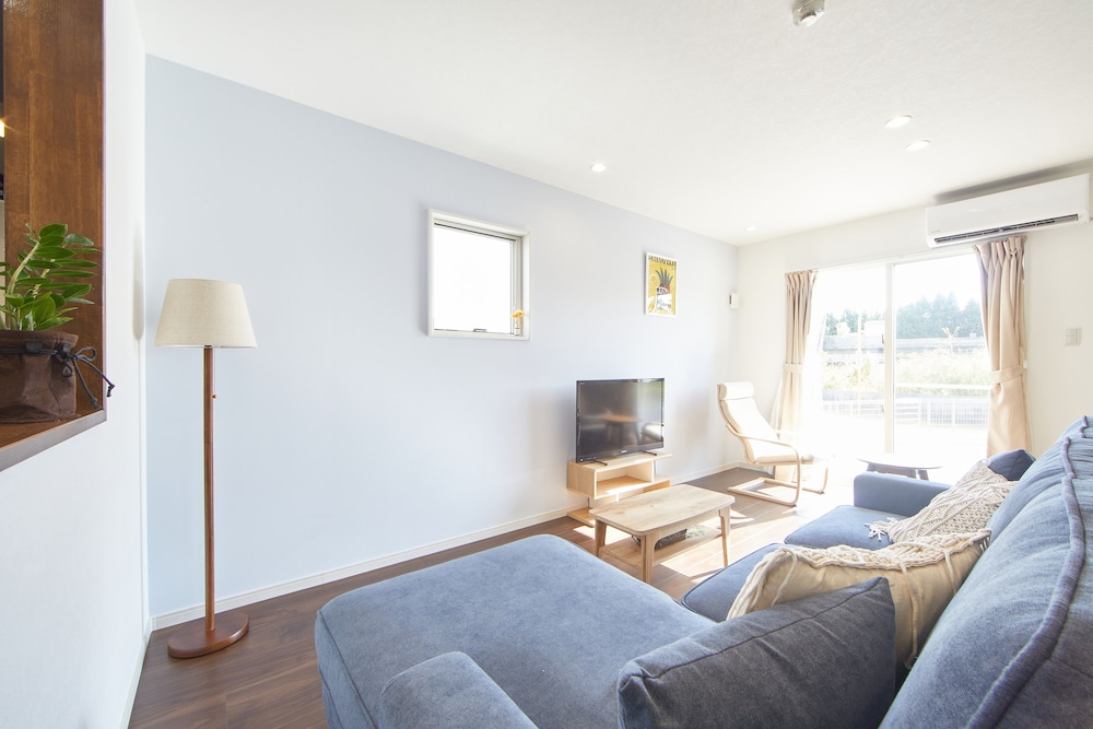 一棟貸し リビング エリア3 | villa PILINA