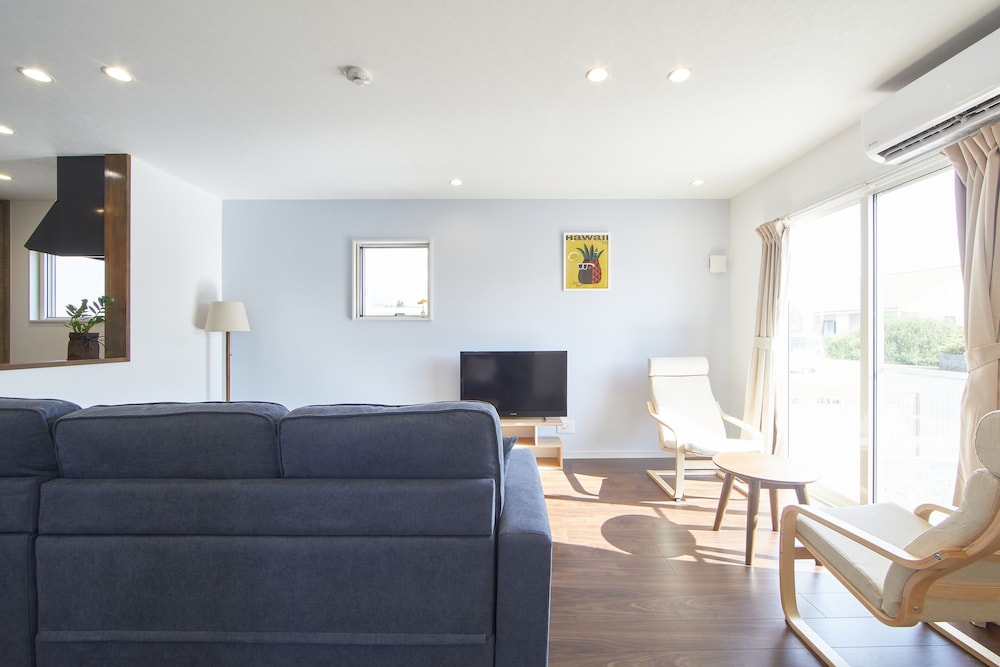 一棟貸し リビング エリア2 | villa PILINA