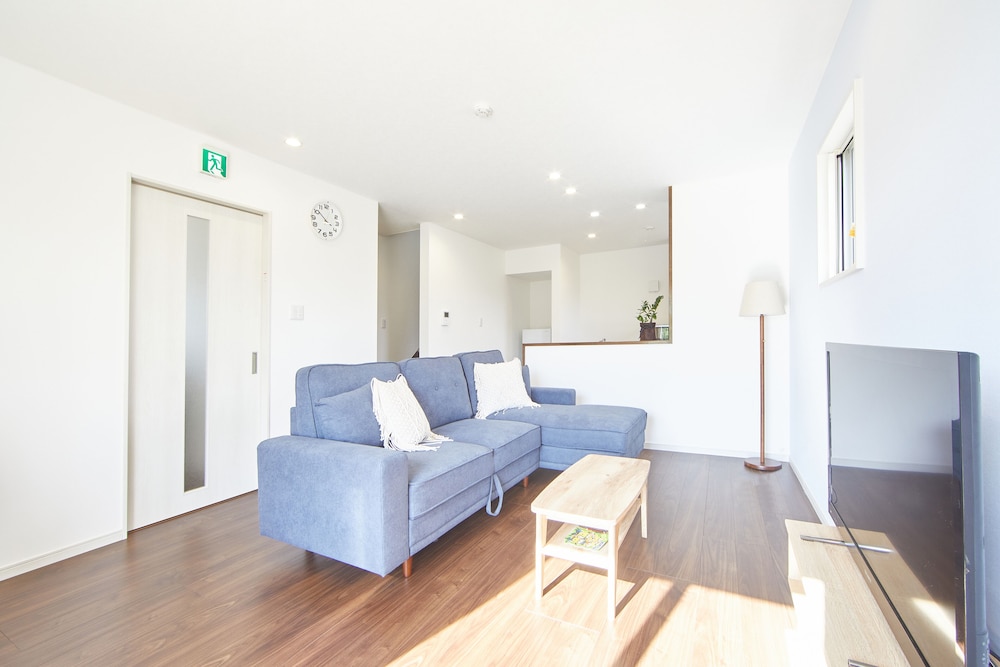 一棟貸し リビング エリア1 | villa PILINA