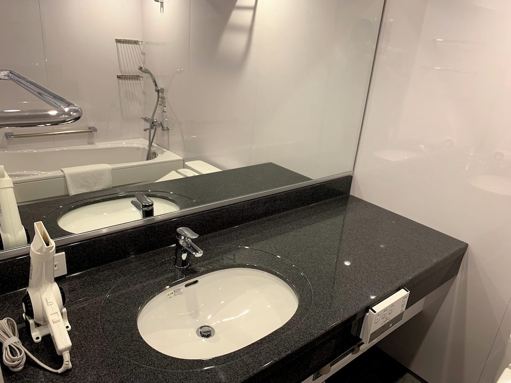 デラックス ハリウッドツイン 禁煙 バスルーム2 | MUSTARD HOTEL SHIMOKITAZAWA