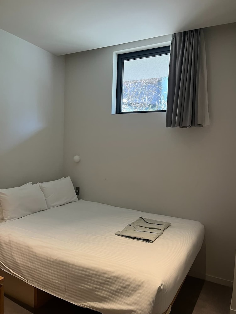 スーペリア ダブルA 1階 禁煙 階段でのアクセス 客室1 | MUSTARD HOTEL SHIMOKITAZAWA