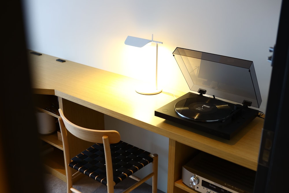 デラックス ハリウッドツイン [アクセシブル]禁煙 客室の設備とサービス0 | MUSTARD HOTEL SHIMOKITAZAWA