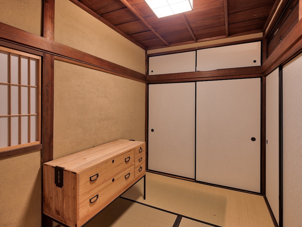 一棟貸し(定員8名様) 禁煙 リビング エリア0 | 奏 四条新町