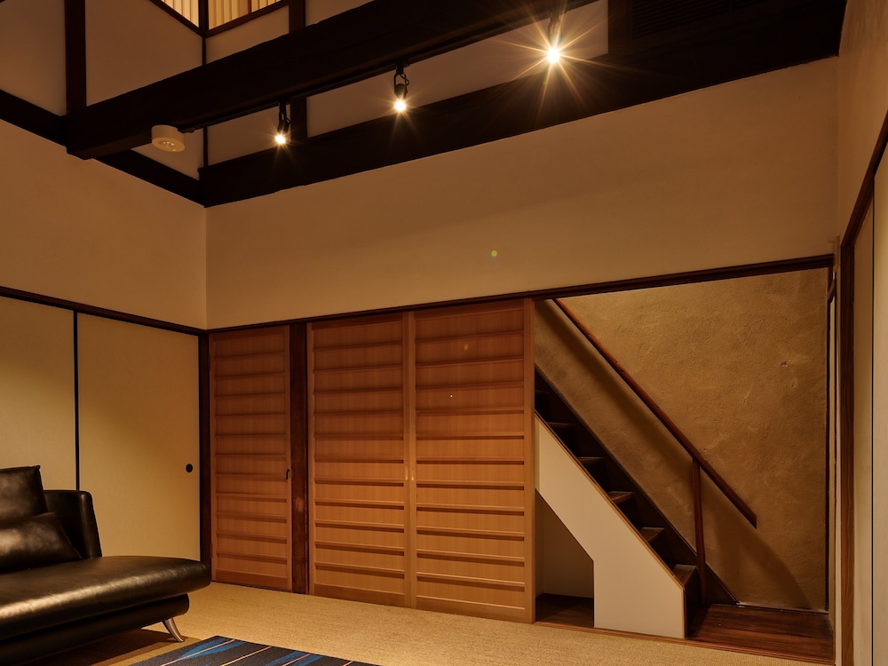 一棟貸し(定員8名様) 禁煙 リビングルーム2 | 奏 四条新町