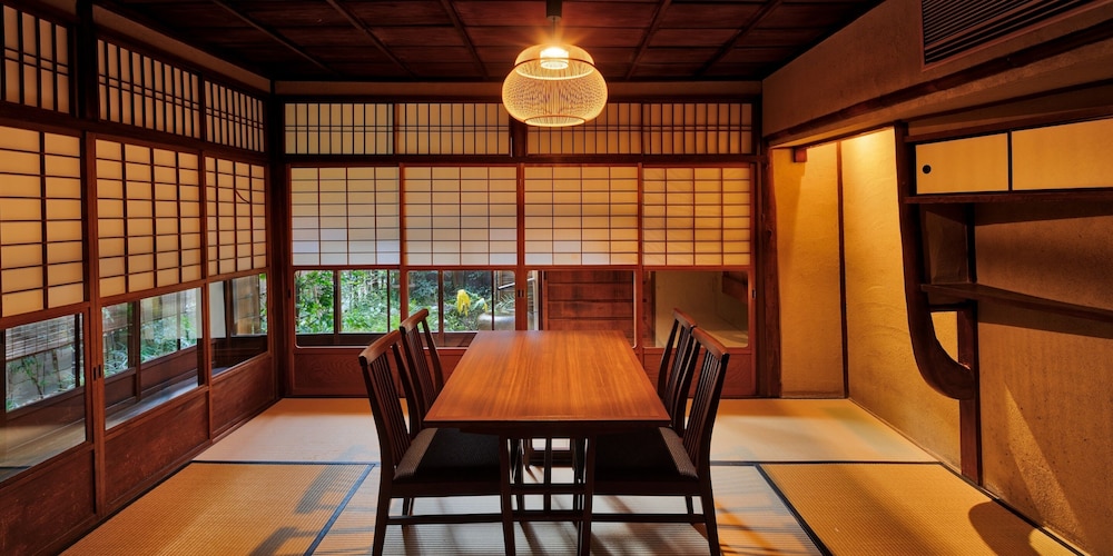 一棟貸し(定員8名様) 禁煙 リビングルーム0 | 奏 四条新町