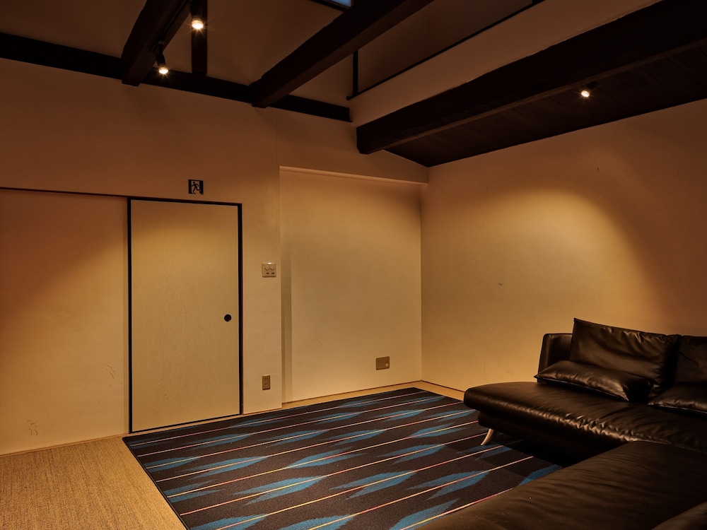 一棟貸し(定員8名様) 禁煙 リビングルーム1 | 奏 四条新町