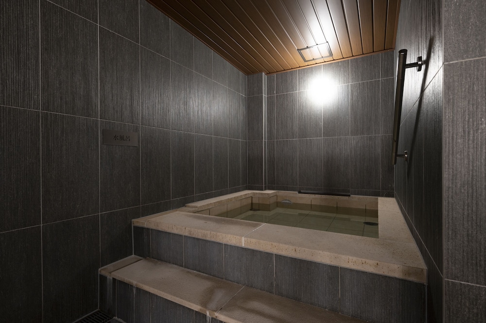 プレミアムルーム A (共用バスルーム) 禁煙 バスルーム2 | トリフィート ホテル & ポッド 金沢百万石通