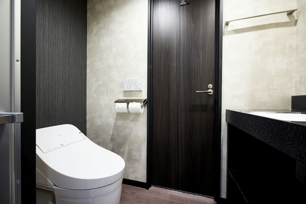 スタンダード ツインルーム ソファベッド付 禁煙/ホテルから金閣寺・嵐山など京都の観光スポットへシャトルバス毎日運行中！（事前予約制） 客室7 | hotel MONday 京都丸太町