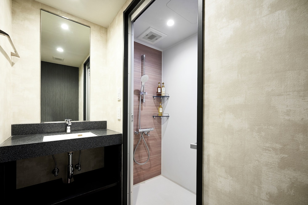 スタンダード ツインルーム ソファベッド付 禁煙/ホテルから金閣寺・嵐山など京都の観光スポットへシャトルバス毎日運行中！（事前予約制） バスルーム1 | hotel MONday 京都丸太町