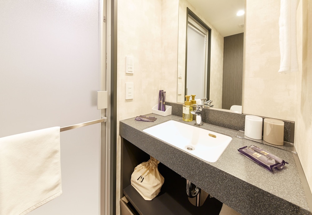 スタンダード ツインルーム 禁煙/ホテルから金閣寺・嵐山など京都の観光スポットへシャトルバス毎日運行中！（事前予約制） 客室2 | hotel MONday 京都丸太町